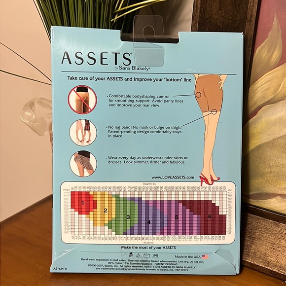 Assets by Sara Blakely Mid-Thigh Shaper Unbelievable Underwear NWT - Picture 10 of 11